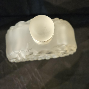 Lalique France "Daliha" Art Deco parfumfles van geperst, gevormd wit glas, ca. 1930