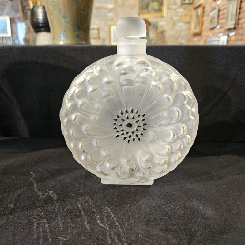 Lalique France "Daliha" Art Deco parfumfles van geperst, gevormd wit glas, ca. 1930