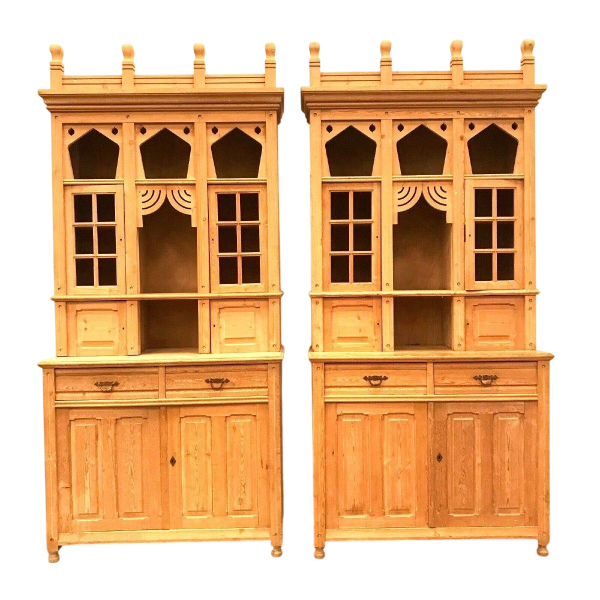 Een paar tweedelige vitrinekasten van massief vurenhout, art-decostijl, circa 1920-1930.