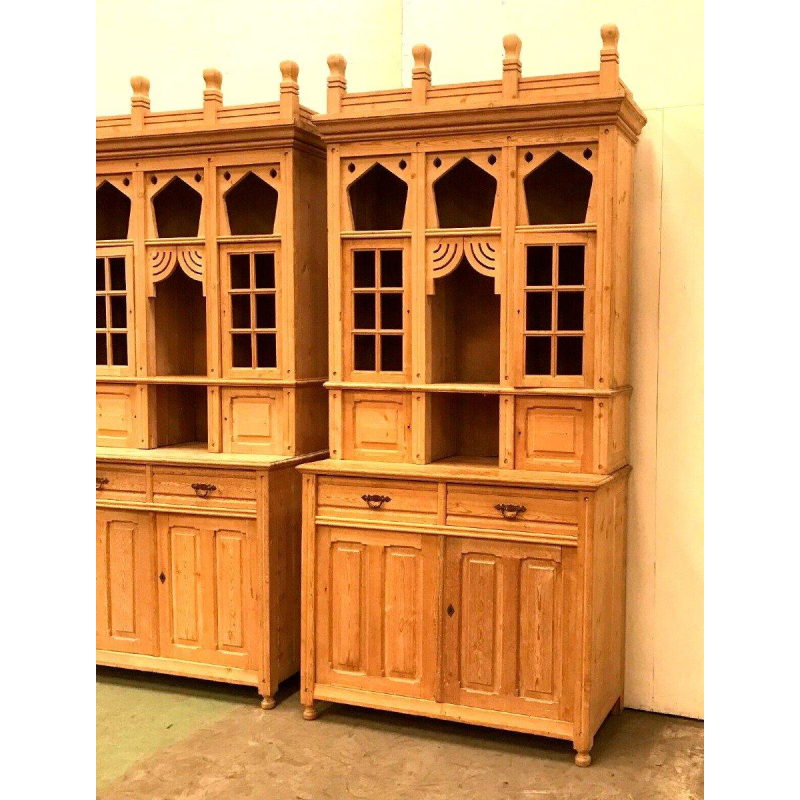 Een paar tweedelige vitrinekasten van massief vurenhout, art-decostijl, circa 1920-1930.