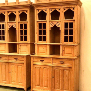 Een paar tweedelige vitrinekasten van massief vurenhout, art-decostijl, circa 1920-1930.