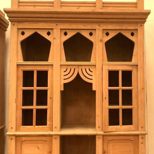 Een paar tweedelige vitrinekasten van massief vurenhout, art-decostijl, circa 1920-1930.