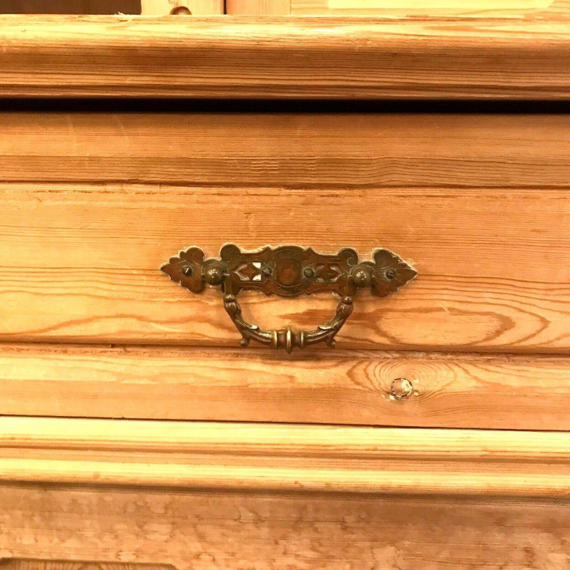 Paire de meubles vitrines deux corps en sapin massif, style Art Déco, vers 1920-1930