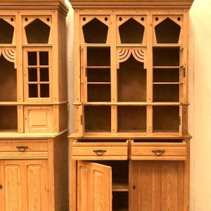 Een paar tweedelige vitrinekasten van massief vurenhout, art-decostijl, circa 1920-1930.