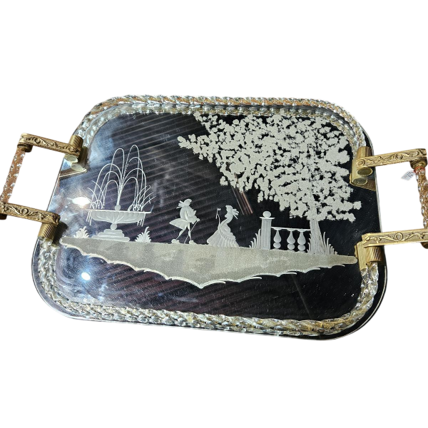 Barovier en Toso (toegeschreven aan), gegraveerd dienblad van glas en spiegel, elegante scène, Murano ca. 1950