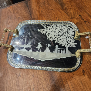 Barovier en Toso (toegeschreven aan), gegraveerd dienblad van glas en spiegel, elegante scène, Murano ca. 1950