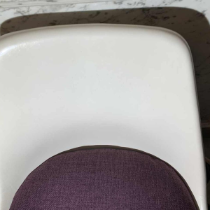 MAURICE BURKE voor ARKANA, paar witte draaistoelen " Tulip " glasvezel, ca 1960