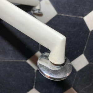 MAURICE BURKE voor ARKANA, paar witte draaistoelen " Tulip " glasvezel, ca 1960