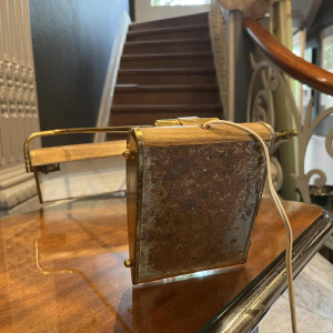 EILEEN GRAY JUMO Tafel- of bureaulamp (goud & bruin), modernistisch ontwerp, ca 1945