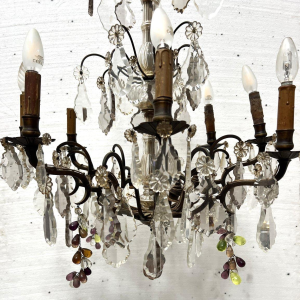 Lustre de style Louis XV à pendeloques et fruits en verre coloré, XX siècle