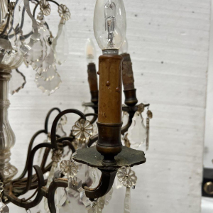 Lustre de style Louis XV à pendeloques et fruits en verre coloré, XX siècle