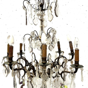 Lustre de style Louis XV à pendeloques et fruits en verre coloré, XX siècle