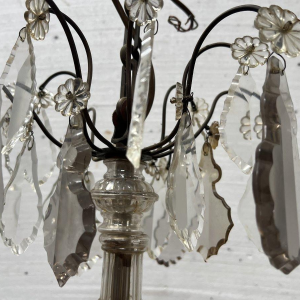 Lustre de style Louis XV à pendeloques et fruits en verre coloré, XX siècle