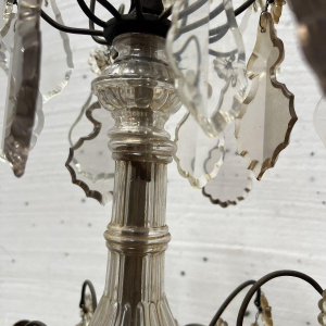 Lustre de style Louis XV à pendeloques et fruits en verre coloré, XX siècle