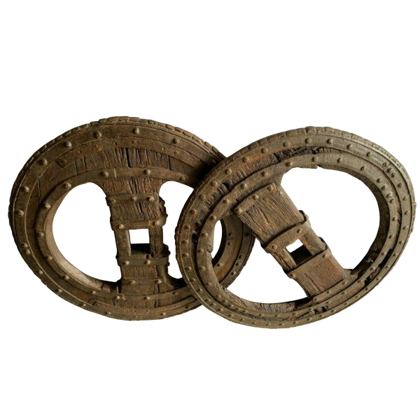 Set van twee geklonken smeedijzeren strijdwagenwielen, 16e eeuw