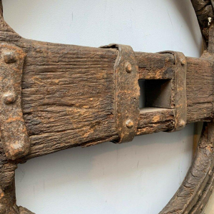 Ensemble de deux roues de char en fer forgé riveté, XVI siècle