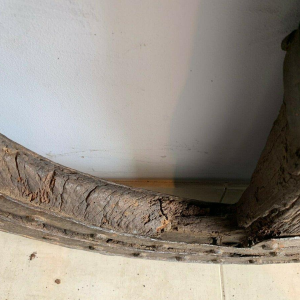 Set van twee geklonken smeedijzeren strijdwagenwielen, 16e eeuw