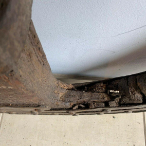 Set van twee geklonken smeedijzeren strijdwagenwielen, 16e eeuw