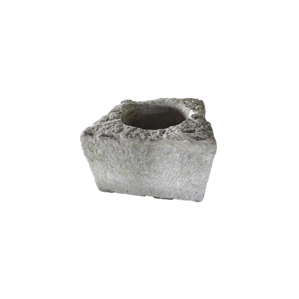 Margelle de puits ancienne en pierre calcaire taillé dun seul bloc, 18ème siècle