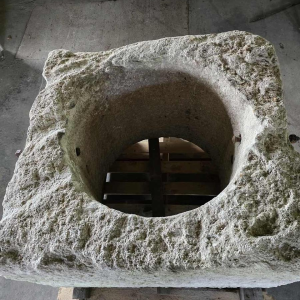 Margelle de puits ancienne en pierre calcaire taillé dun seul bloc, 18ème siècle
