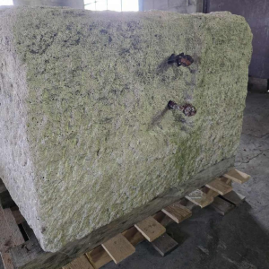 Margelle de puits ancienne en pierre calcaire taillé dun seul bloc, 18ème siècle