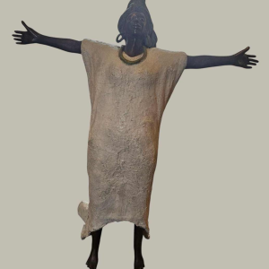 Adama Gandema, verloren was bronzen sculptuur, vrouw met open armen, 21e eeuw