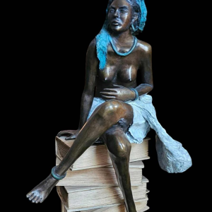 Adama Gandema 'La femme aux livres' sculpture en bronze cire perdue