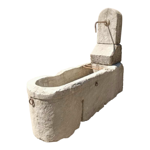 Fontaine en pierre ancienne, 19ème siècle