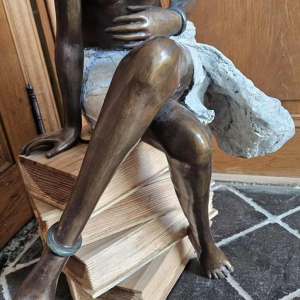 Adama Gandema 'La femme aux livres' sculpture en bronze cire perdue