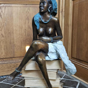 Adama Gandema 'La femme aux livres' sculpture en bronze cire perdue