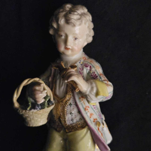 Porcelaine de Meissen, figurine 'L'enfant au panier' Allemagne fin XIXe s