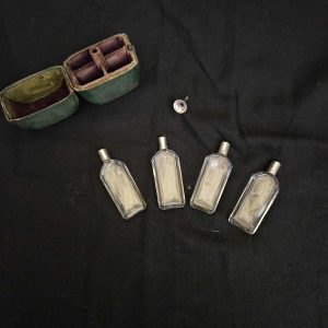 Nécessaire / boîte à parfum de voyage en galuchat, 4 flacons et entonnoir en argent, fin XVIIIe s