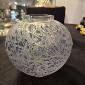 René Lalique, vase " gui" verre bleu, soufflé, moulé et patiné