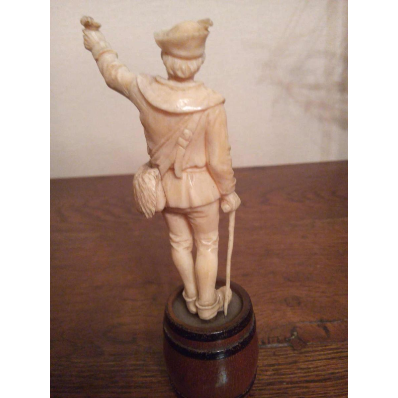 "L'homme à la rose" sculpture personnage en ivoire, socle tonneau en bois, Nuremberg XVIIIe s