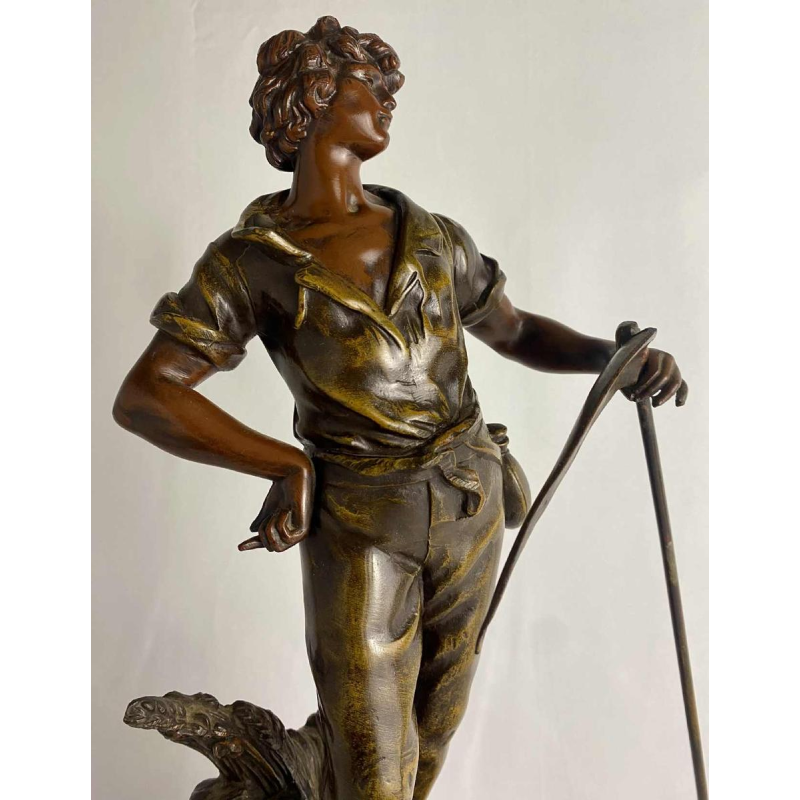 Auguste Moreau Boer met zeis sculptuur in regula met groen patina, ca 1900