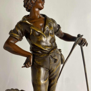 Auguste Moreau Boer met zeis sculptuur in regula met groen patina, ca 1900