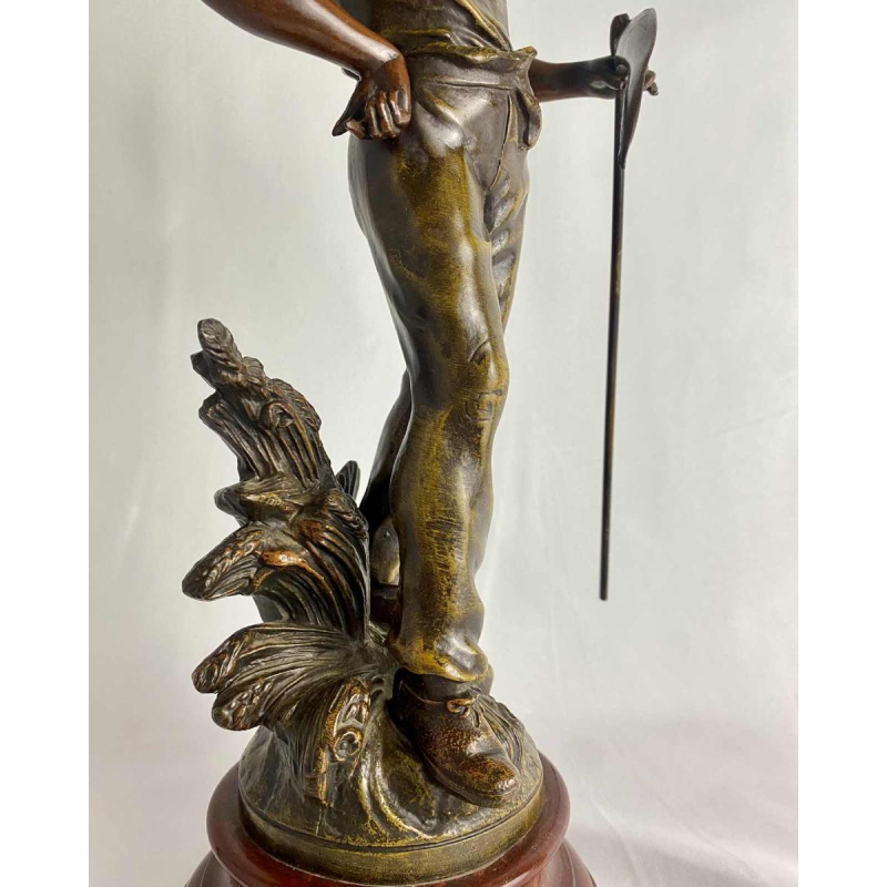 Auguste Moreau Boer met zeis sculptuur in regula met groen patina, ca 1900