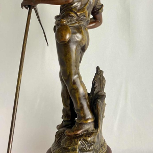 Auguste Moreau Boer met zeis sculptuur in regula met groen patina, ca 1900