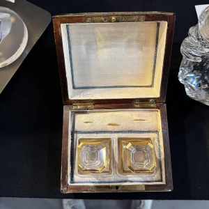 Théodore ANNEE, gestempeld geëmailleerd parfumdoosje, 19e eeuw