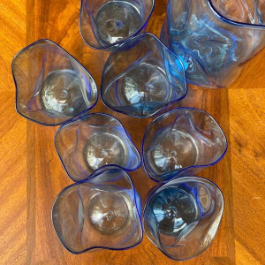 Ebba von Wachtenfelft, 7 verres et carafe en verre soufflé, Suède ca 1960