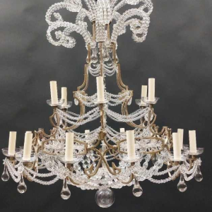 Elegante kroonluchter met kralenkristallen guirlandes, vertind messing structuur, ca 1900-1920