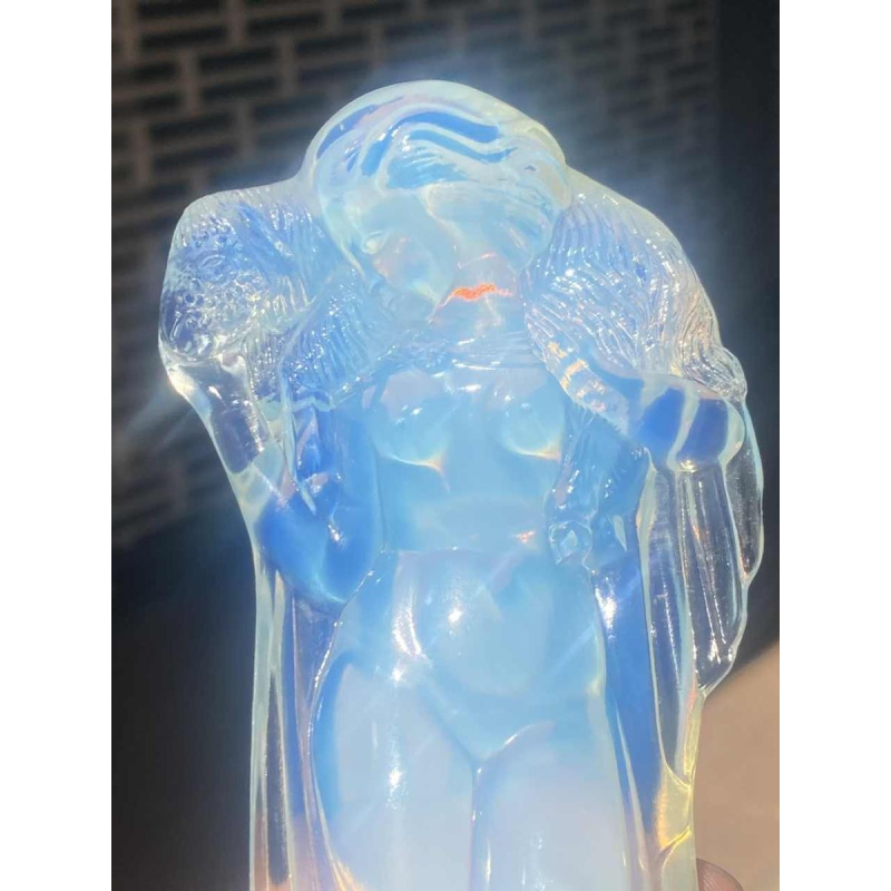 Sabino "Vrouw met schaap" Art Deco sculptuur in opalescent glas, ca 1920