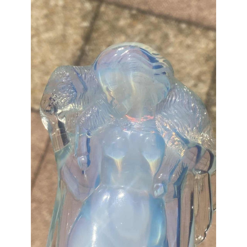 Sabino "Vrouw met schaap" Art Deco sculptuur in opalescent glas, ca 1920