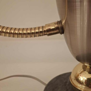 Arteluce, tafel / bureaulamp, gelakt metaal, messing & marmer, ca 1950