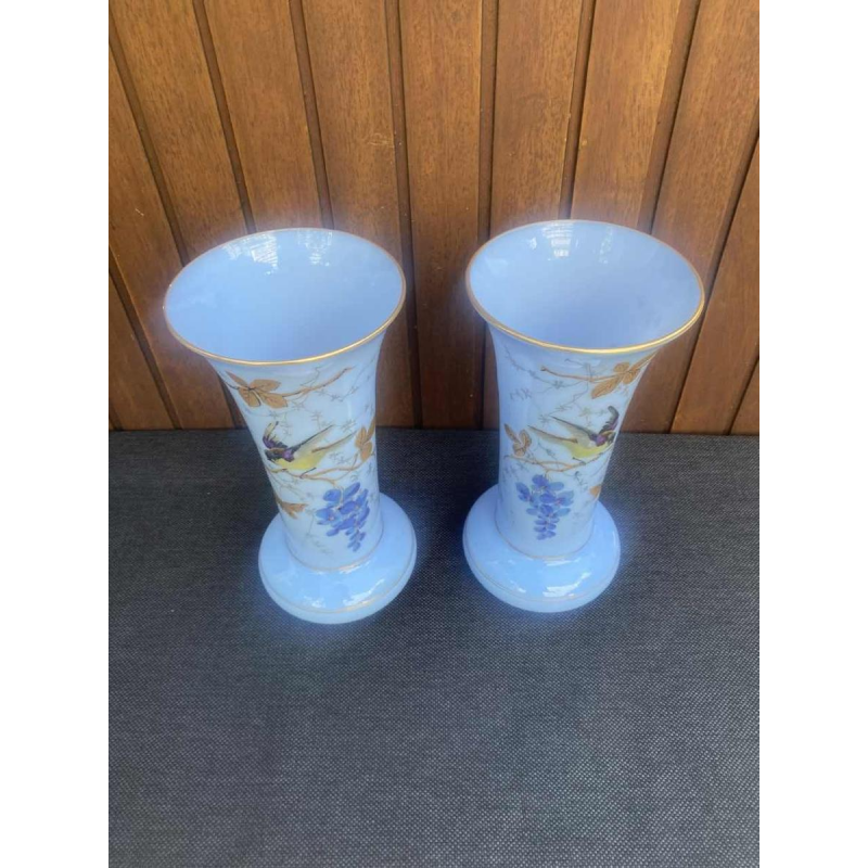 Saint Louis, paar opaline glazen vazen, ca 1940