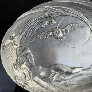 Achille Gamba 'Femme nue et chouette' plat / assiette en étain Art Nouveau, ca 1900