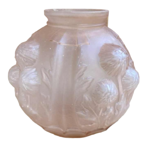 Pierre De Cagny, vase en verre rose dépoli moulé et pressé Art Déco signé, ca 1930