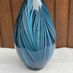 Glazen vaas, blauw pauwenveer ontwerp, ca 1980