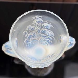 Verlys, Art Deco vaas in geperst gegoten opalescent glas, ca 1930