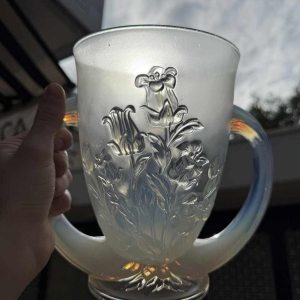 Verlys, Art Deco vaas in geperst gegoten opalescent glas, ca 1930